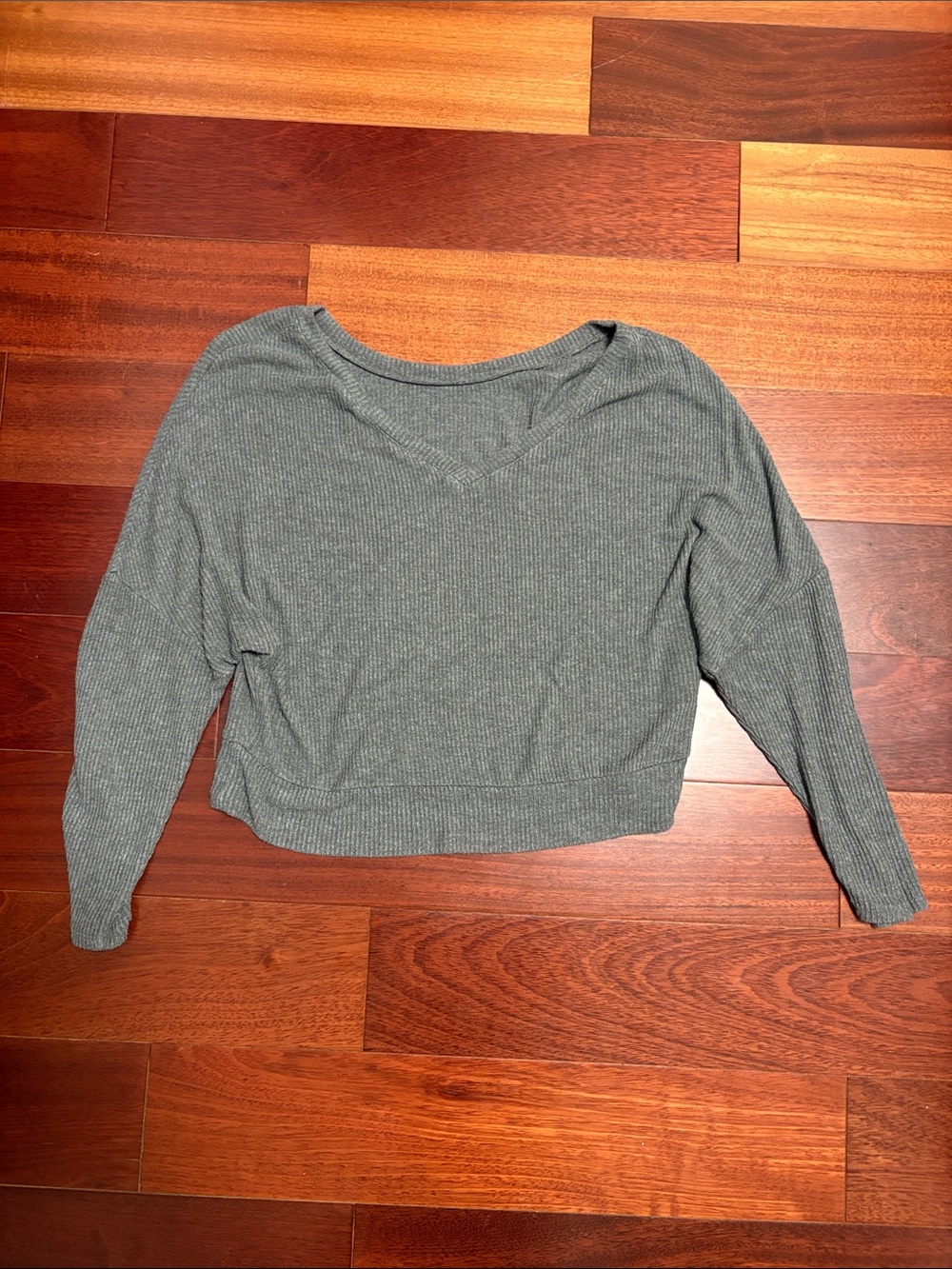 Reversible Ribbed V-Neck Cropped Sweater in Heather Gray